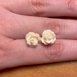 Flower stud earrings